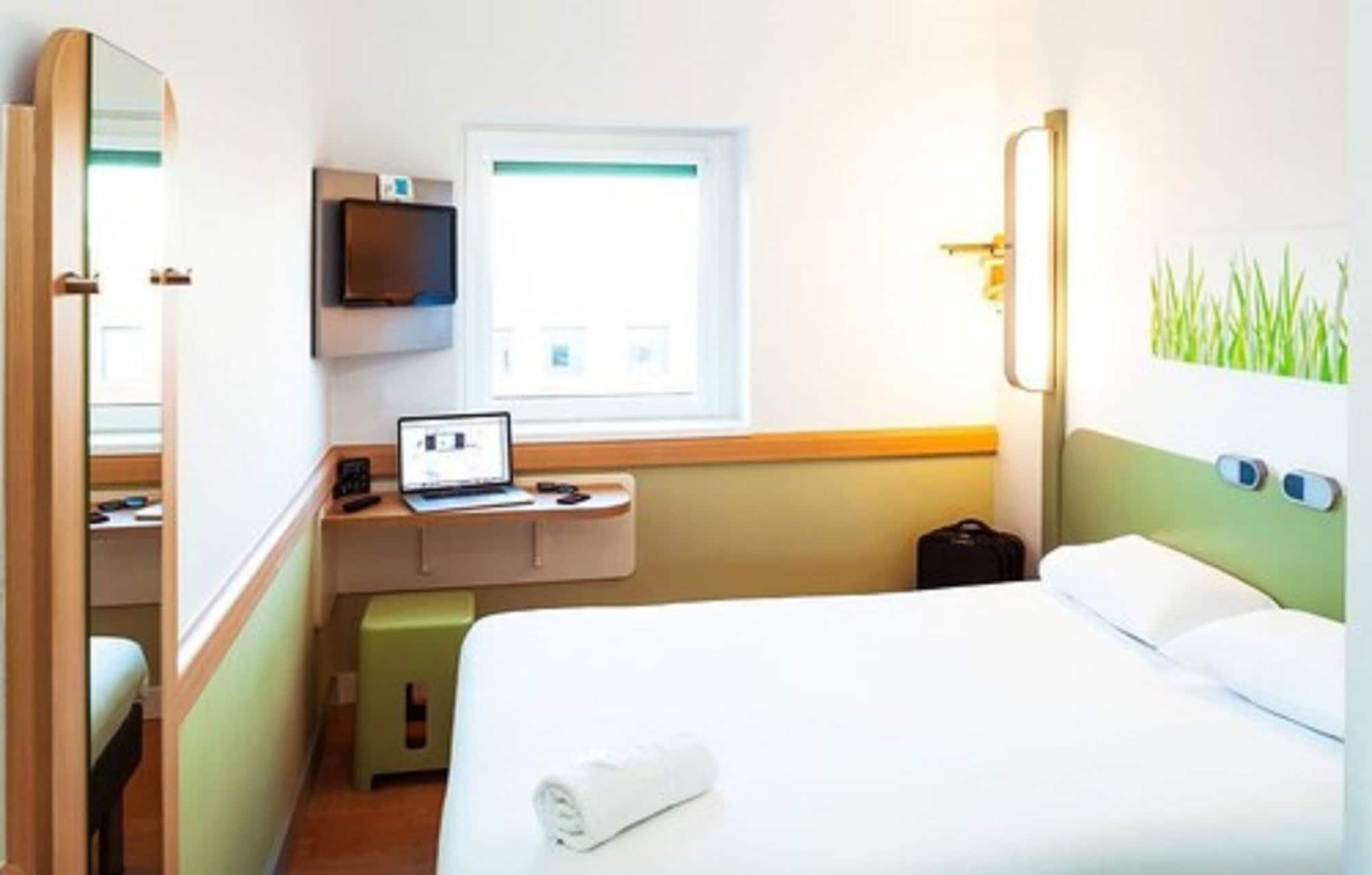 Ibis Budget Manchester Salford Quays Exterior photo